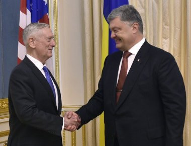 Πώληση όπλων από ΗΠΑ σε Ουκρανία ανακοίνωσε από το Κίεβο ο Αμερικανός ΥΠΑΜ Τ.Μάτις (φωτό)